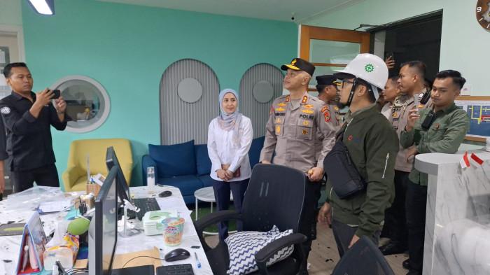 KAPOLDA PANTAU RUANGAN - Kapolda Babel Irjen Pol Hendro Pandowo bersama PJU dan perwakilan PT Timah saat mengecek dan memantau langsung ruangan yang hancur terdampak aksi unjuk rasa, Selasa (7/10/2025).