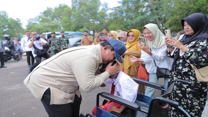 Menyambut kehadiran Presiden Republik Indonesia Prabowo Subiyanto ke Provinsi Kepulauan Bangka Belitung, siswa/siswi Pangkalpinang berbaris di sepanjang jalan yang akan dilewati Presiden Prabowo dari Bandar Udara Depati Amir hingga Lokasi PT Tinindo, Jl. Ketapang Kecamatan Pangkalbalam, Rabu (6/10/2025).