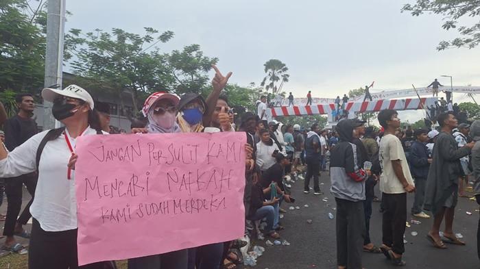 SAMPAIKAN TUNTUTAN -- Suasana massa aksi yang menyampaikan tuntutan di depan Kantor Pusat PT Timah di Kota Pangkalpinang pada Senin (6/10/2025) siang.