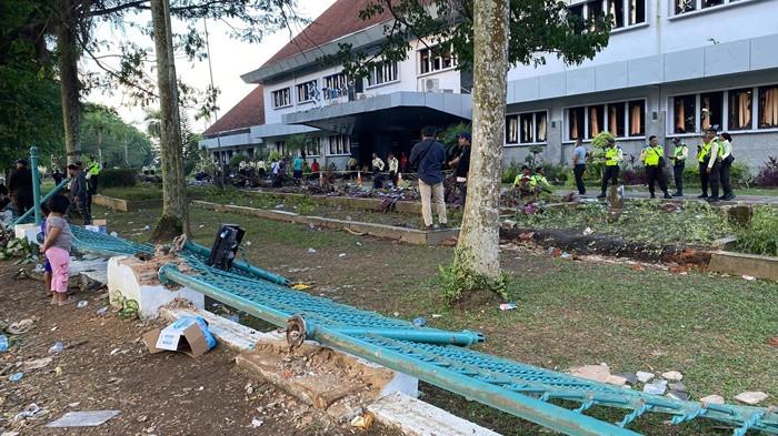 20251006 pagar besi di depan Kantor PT Timah Tbk Pangkalpinang roboh