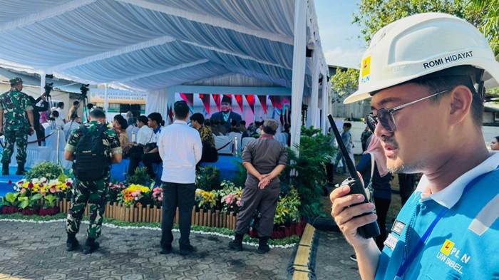 Petugas PLN bersiaga di panggung utama menjaga keandalan kelistrikan agenda kunjungan kerja Presiden RI, Prabowo Subianto di Provinsi Kepulauan Bangka Belitung pada 6 Oktober 2025