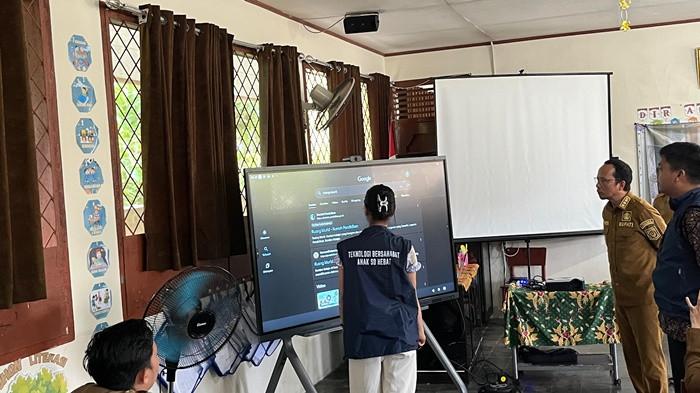 TINJAU PELATIHAN -- Bupati Bangka Tengah Algafry Rahman saat meninjau pelatihan perangkat Interactive Flat Panel (IFP), berupa Smart TV interaktif atau Smart Board di SD Pancasila, Kecamatan Pangkalanbaru, pada Selasa (7/10/2025).