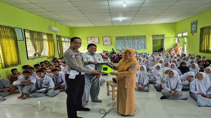 TERTIB LALIN - Anggota Satlantas Polres Bangka dalam program Police Goes to School saat memberikn sosialisasi tertib lalin dan tolak aksi bullying, Selasa (7/10/2025) di SMAN 1 dan SMAN 2 Pusing Besar, Bangka.