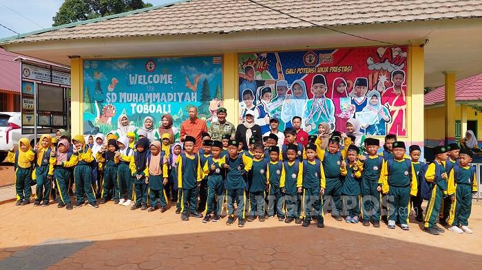 FOTO BERSAMA -- Wakil Bupati Bangka Selatan, Debby Vita Dewi ketika foto bersama usai menyerahkan bantuan perlengkapan sekolah kepada peserta didik di SD Muhammadiyah Toboali, Jumat (10/10/2025). Selama dua tahun terakhir sekolah swasta turut mendapatkan alokasi bantuan perlengkapan sekolah gratis.