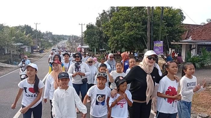 COLOR RUN -- Sejumlah masyarakat ketika mengikuti kegiatan jalan sehat dan color run di Alun-alun Desa Jeriji, Jumat (10/10/2025) malam. Lewat kegiatan tiga hari berturut-turut menjadi ajang penguatan ekonomi lokal.