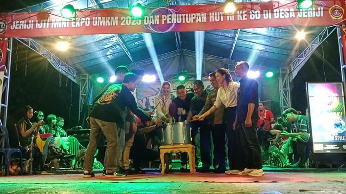 PENUTUPAN EVENT -- Wakil Bupati Bangka Selatan, Debby Vita Dewi didampingi sejumlah panitia pelaksana dan pemerintah desa ketika menutup acara Jeriji Minu Expo UMKM di Desa Jeriji, Jumat (10/10/2025) malam. Lewat kegiatan tiga hari berturut-turut menjadi ajang penguatan ekonomi lokal.