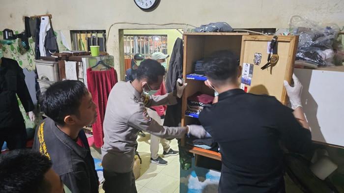 RAZIA LAPAS -- Petugas Lapas dan Polsek Gerunggang, saat melakukan razia di kamar hunian warga binaan, Jumat (10/10/2025).