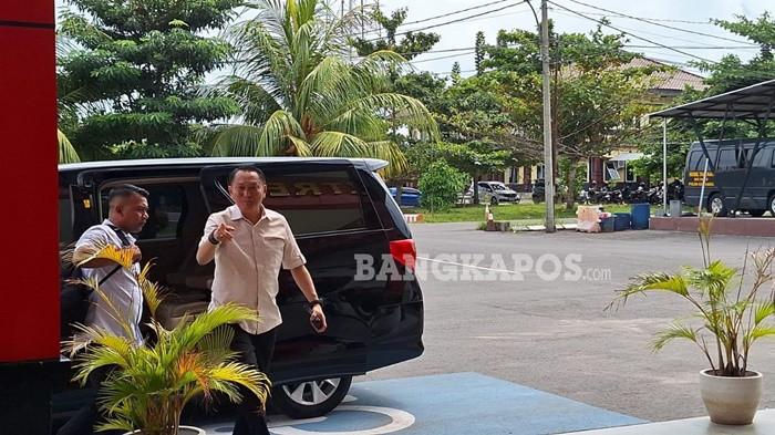 ANGGOTA DEWAN -- Bambang Patijaya, saat tiba di Gedung Ditreskrimsus Polda Babel, guna menjalani pemeriksaan, Senin (13/10/2025).