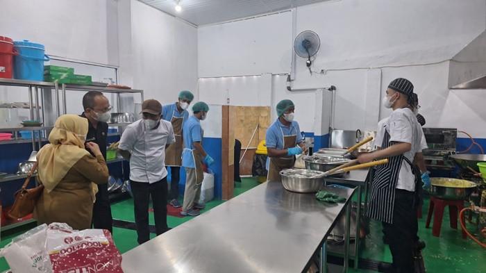 CEK DAPUR -- Pengecekan dapur SPPG Padang Mulia yang dilakukan oleh Bupati Bangka Tengah Algafry Rahman bersama jajarannya, Senin (13/10/2025).