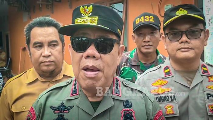 RAPAT TERBATAS -- Gubernur Provinsi Kepulauan Bangka Belitung, Hidayat Arsani ketika menggelar rapat dengan jajaran Forkopimcam di Desa Penutuk, Senin (13/10/2025). Rapat tersebut guna merealisasikan program perkebunan kelapa di wilayah kepulauan terluar dan pulau-pulau kecil.