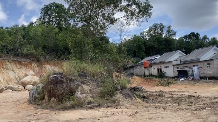 Warga Protes Penggalian Lereng Bukit Siam