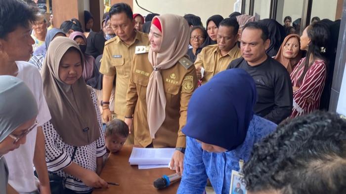 PENYALURAN BANTUAN -- Wakil Bupati Bangka Selatan ketika meninjau penyaluran bantuan UMKM di Halaman Kantor DKUKMINDAG setempat, Rabu (15/10/2025). Total terdapat 430 pelaku usaha mendapatkan suntikan modal sebesar Rp1 juta.