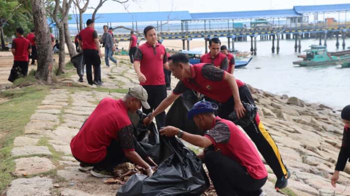 Polres Bangka Barat Gotong Royong Bersihkan Pantai Tanjungkalian