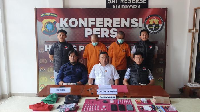 2 Tersangka Gagal Kelabui Polisi Usai Beli Sabu Patungan di Jakarta, Barang Bukti Digantung di Truk