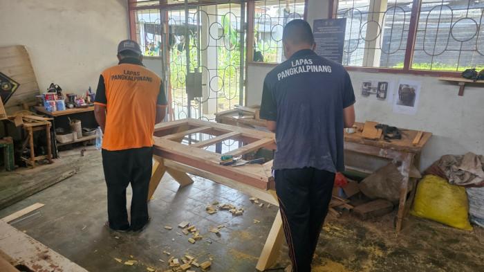 Warga Binaan Lapas Pangkalpinang Produksi Meja Makan