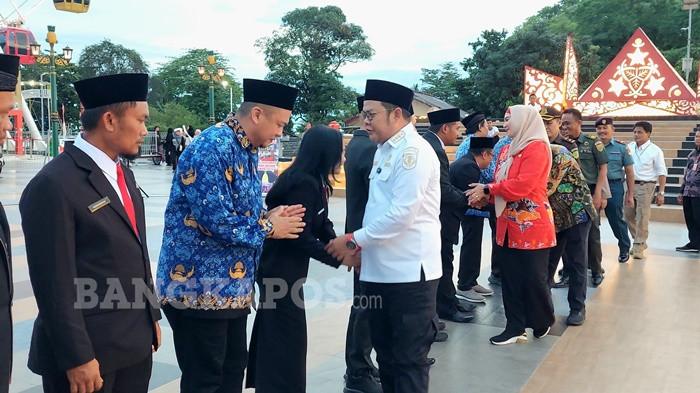 Sekda dan Enam Kepala OPD Dilantik, Bupati Basel Riza: Pejabat Harus Tahan Kritik Tak Boleh Baper - 20251023-BERIKAN-SELAMAT-Bupati-Bangka-Selatan-Riza-Herdavid-bersama-12.jpg