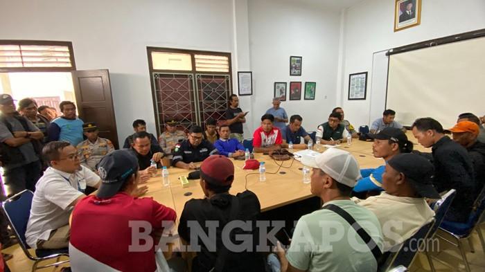 DATANGI PT TIMAH - Perwakilan masyarakat penambang di Kawasan Kepala Burung, Bukit Layang, Bakam saat mendatangi Mess VIII PT. Timah di Sungailiat, Kamis (23/10/2025) untuk melakukan audiensi.