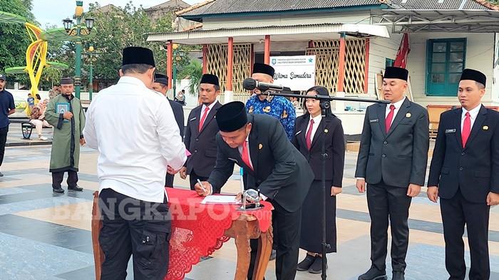 Sekda dan Enam Kepala OPD Dilantik, Bupati Basel Riza: Pejabat Harus Tahan Kritik Tak Boleh Baper - 20251023-TANDA-TANGAN-Sejumlah-pejabat-yang-dilantik.jpg