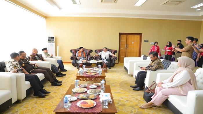 Gubernur Babel Sambut Kedatangan Menteri Koperasi dan Jamintel di Bandara Depati Amir