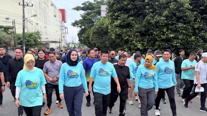 GM PLN UIW Babel, Ira Savitri (baris depan kerudung kuning) bersama Gubernur Provinsi Kepulauan Bangka Belitung, Hidayat Arsani beserta istri, Wali Kota Pangkalpinang Saparudin beserta forkopimda, instansi vertikal dan masyarakat mengikuti jalan sehat Semarak Babel Benderang dalam rangka HLN 80