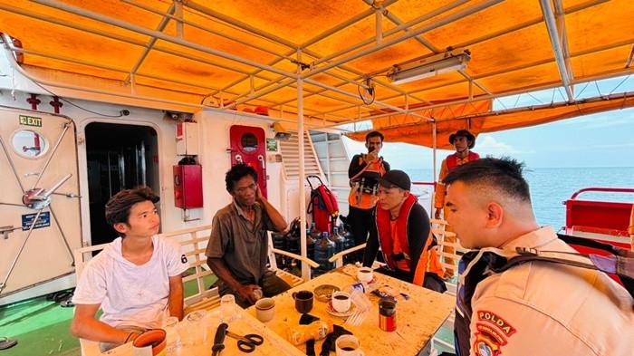 Dua Nelayan Pangkalpinang Ditemukan Selamat Setelah Hilang Sepekan di Perairan Belinyu - 20251027-EVAKUASI-NELAYAN-Tim-SAR-Gabungan-saat-12.jpg