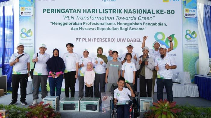 Refleksi 8 Dekade Pengabdian, PLN Babel Rayakan HLN ke-80 Bersama Difabel dan Yatim Dhuafa - 20251027-Penyerahan-doorprize-kepada-peserta-fun-walk.jpg
