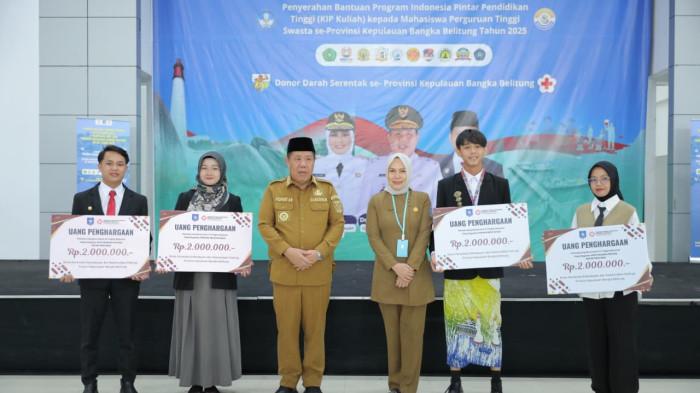 Gubernur Hidayat Arsani Serahkan Bantuan Beasiswa dan Penghargaan Bagi Mahasiswa Babel Berprestasi