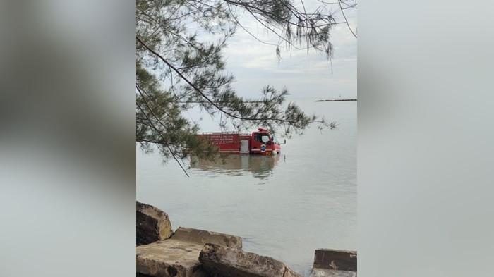 Mobil Pemadam Kebakaran Kota Pangkalpinang Terjebak di Perairan Pantai Pasir Padi