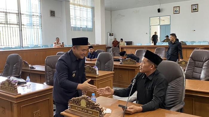 BERPAMITAN - Pj Bupati Bangka, Jantani Ali saat berpamitan dengan satu per satu anggota DPRD Bangka usai sidang paripurna, Jumat (31/10/2025).