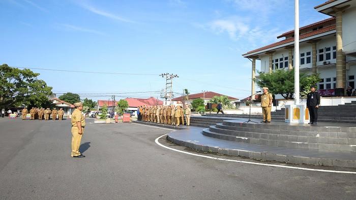 BERI HORMAT -- Wali Kota Pangkalpinang, Prof. Saparudin atau yang akrab disapa Prof. Udin, memberi hormat saat memimpin Apel Gabungan Pemerintah Kota Pangkalpinang di halaman Kantor Wali Kota, Senin (3/11/2025). Apel diikuti oleh jajaran pejabat, ASN, dan PHL di lingkungan Pemkot Pangkalpinang.