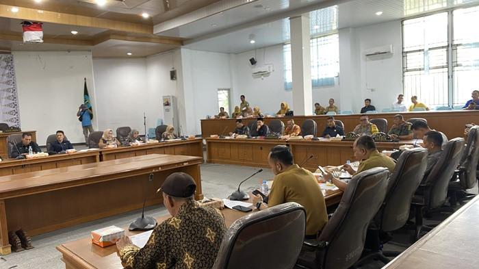 RDP - Rapat Dengar Pendapat (RDP) di DPRD Bangka berkenaan polemik penambangan di lahan HGU PT. GML di Kawasan Kepala Burung, Desa Bukit Layang, Kecamatan Bakam.
