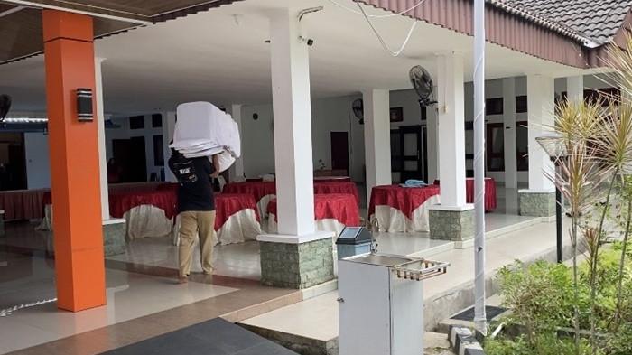 RUMAH DINAS - Sejumlah kavling tenda lengkap dengan kursi dan meja yang dipersiapan di Rumah Dinas Bupati Bangka, Selasa (4/10/2025).