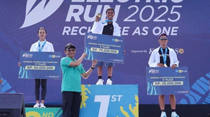 Penyerahan penghargaan pemenang kategori National Women's Half Marathon PLN Electric Run 2025. Keterangan foto: Direktur Retail dan Niaga, Adi Priyanto (kedua dari kiri), Juara 1 National Women’s Half Marathon, Nafriana Ariance D. (kedua dari kanan), Juara 2 National Women’s Half Marathon, Irma Handayani (kiri), dan Juara 3 National Women’s Half Marathon, Eva Desiana (kanan).