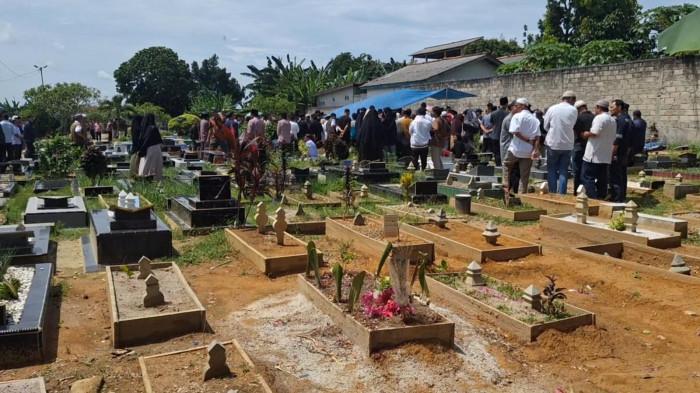 Suasana Duka Iringi Pemakaman Ketua DPW PKS Babel Rio Setiady