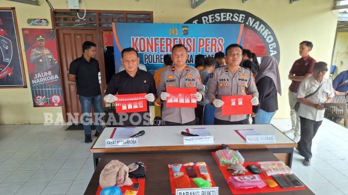 KONFERENSI PERS -- Empat tersangka dan barang bukti, saat dihadirkan dalam konferensi pers di depan ruangan Satresnarkoba Polres Babar, Kamis (6/11/2025)