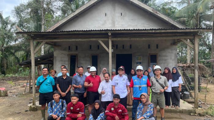 Wakil Bupati Bangka Barat Pantau Pemasangan Jaringan Listrik di Dusun Pinang