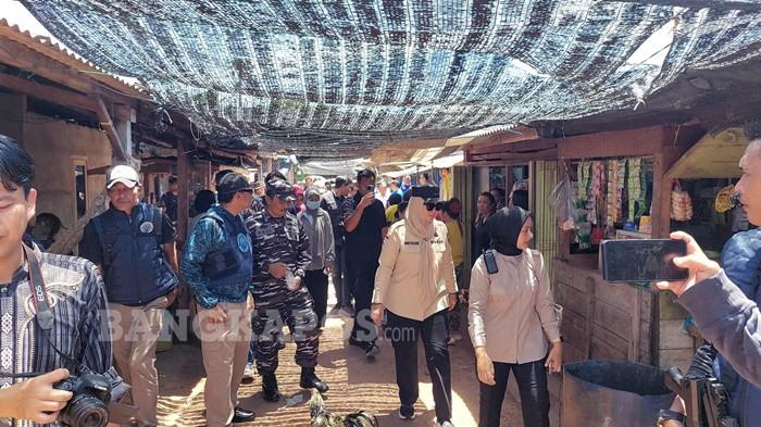 TINJAU LOKASI -- Kepala BNN Provinsi Kepulauan Bangka, Brigjen Pol Eko Kristianto bersama jajaran Forkopimda Kabupaten Bangka Selatan ketika meninjau lokasi penggerebekan narkoba di Sukadamai, Kamis (6/11/2025). Dari penggerebekan 11 orang diduga pelaku berhasil diamankan.