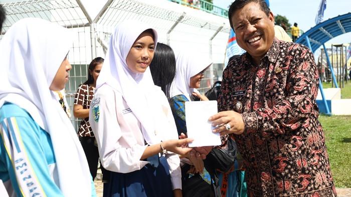 Pemkot Pangkalpinang Salurkan Beasiswa dan Perlengkapan Sekolah untuk 1.041 Siswa