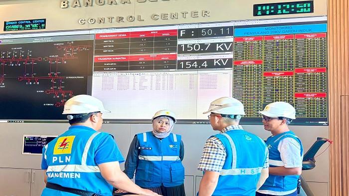 GM PLN UIW Babel, Ira Savitri bersama Senior Manager PLN UIW Babel memastikan kesiapan sistem kelistrikan Bangka pada Bangka Control Center Room untuk menerima transfer listrik melalui kabel laut Sumatera - Bangka sirkit 2