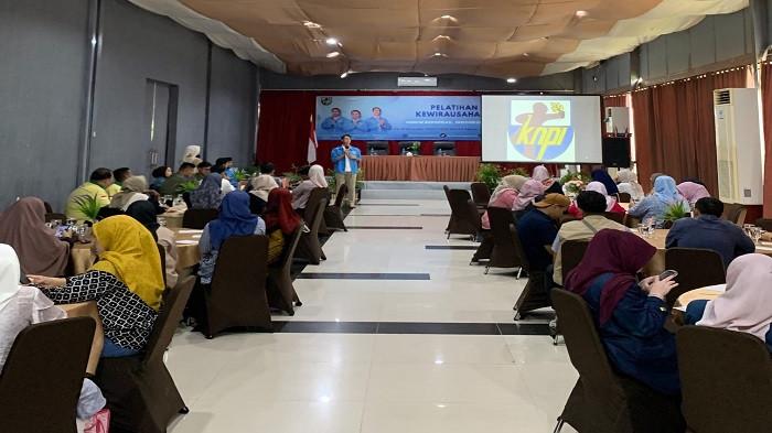 PELATIHAN -- Peserta pelatihan kewirausahaan, saat mengikuti kegiatan pelatihan di Hotel Bangka City, yang diselenggarakan DPD KNPI Pangkalpinang, Sabtu (8/11/2025).