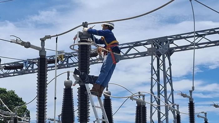 Petugas PLN tengah melakukan perbaikan dan pemeriksaan jaringan di landing point Tanjung Carat sebagai bagian dari proses recovery SKLT Sirkit II interkoneksi Sumatera–Bangka.