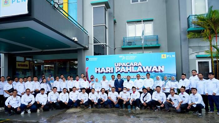 Manajemen PLN UIW Babel beserta seluruh peserta upacara peringatan Hari Pahlawan berfoto bersama setelah melaksanakan upacara di halaman kantor PLN UIW Babel