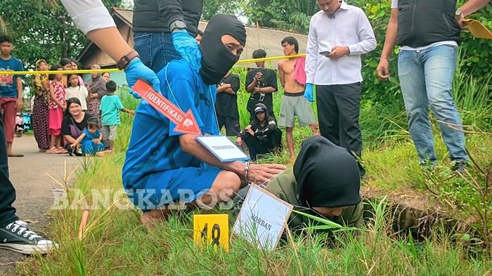 REKONSTRUKSI -- Idris (62) warga Kelurahan Tanjung Ketapang, Kecamatan Toboali yang menjadi tersangka kasus penganiayaan berujung kematian saat memperagakan adegan dalam rekonstruksi ulang di Gang Kubur, Kelurahan Toboali, Senin (10/11/2025). Total ada 23 adegan dipraktikkan sebelum tersangka melakukan penganiayaan secara membabi buta.