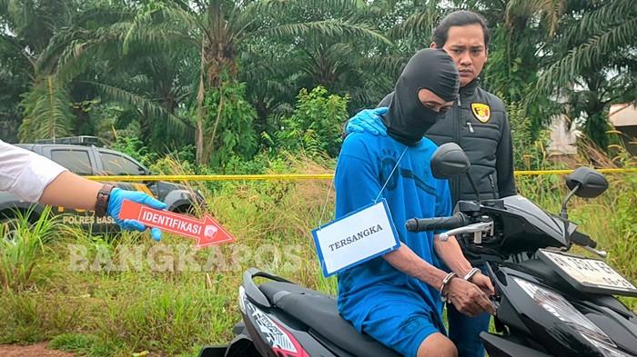 REKONSTRUKSI -- Idris (62) warga Kelurahan Tanjung Ketapang, Kecamatan Toboali yang menjadi tersangka kasus penganiayaan berujung kematian saat memperagakan adegan dalam rekonstruksi ulang di Gang Kubur, Kelurahan Toboali, Senin (10/11/2025). Total ada 23 adegan dipraktikkan sebelum tersangka melakukan penganiayaan secara membabi buta.