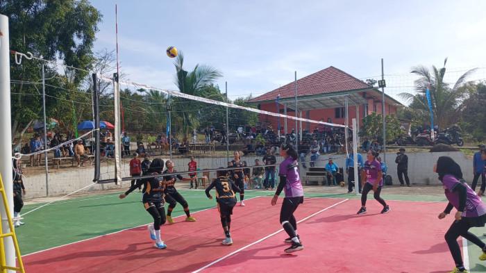 PT Timah Tbk menyerahkan bantuan untuk pelaksanaan Turnamen Bola Voli Karang Taruna Cup II Desa Air Putih, Kecamatan Mentok, Kabupaten Bangka Barat, Jumat (7/11/2025)