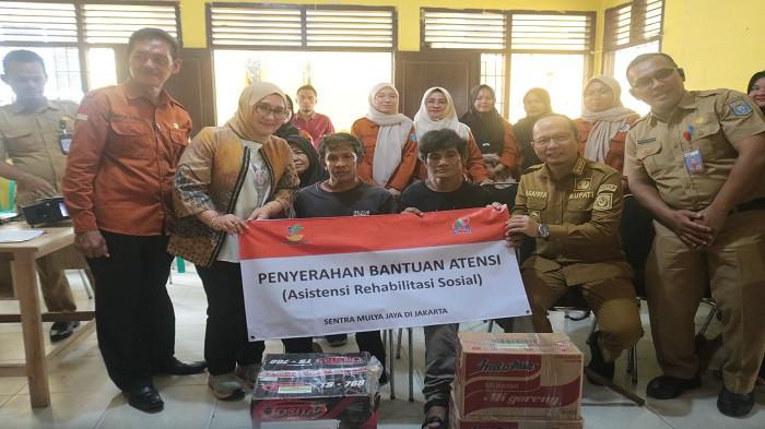 FOTO BERSAMA -- Bupati Bangka Tengah Algafry Rahman di dampingi Camat Sungai Selan Jakara Akbar foto bersama saat Peresmian Markas dan Penyerahan Bantuan Sosial, Selasa, 11 November 2025.