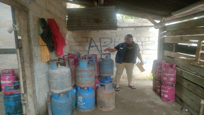 GAS OPLOSAN -- Barang bukti gas elpiji subsidi dan non subsidi, saat diamankan di Desa Terak, Kecamatan Simpang Katis, Kabupaten Bateng, Rabu (5/11/2025).  