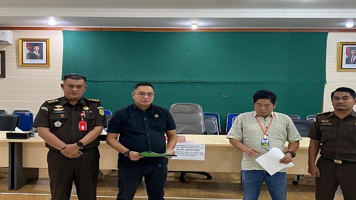 KORUPSI -- Kasi Intelejen dan Kasi Pidsus Kejari Pangkalpinang, saat menerima uang pengganti dari keluarga terpidana Lasidi Pribadi di Kejari Pangkalpinang, Selasa (11/11/2025).