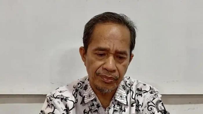 GURU DIPECAT - Rasnal, mantan Kepala SMAN 1 Luwu Utara yang kini mengajar di SMAN 3 Luwu Utara, ditemui di sekretariat PGRI Luwu Utara, Minggu (9/11/2025). Ia diberhentikan tidak dengan hormat karena kasus dana komite sekolah sebesar Rp20 ribu per siswa. 
