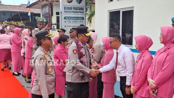 KUNKER -- Kapolda Babel, Irjen Pol Viktor T Sihombing bersama istri, saat disambut Kapolresta Pangkalpinang beserta istri dan anggota tiba di Mapolresta Pangkalpinang, Rabu (12/11/2025).